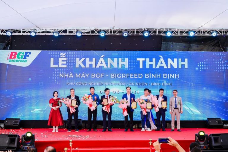 Tổ chức Lễ Khánh Thành Nhà Máy BGF - BIGRFEED Bình Định cùng Tổ chức sự kiện Quy Nhơn: Hợp tác mang đến sự kiện thành công rực rỡ Ngày 7 tháng 4 năm 2024, tại Khu công nghiệp Nhơn Hòa, tỉnh Bình Định, đã diễn ra Lễ Khánh Thành Nhà Máy BGF - BIGRFEED Bình Định - một sự kiện trọng đại đánh dấu cột mốc quan trọng trong hành trình phát triển của Tập đoàn BGF. Lễ khánh thành được tổ chức thành công rực rỡ với sự hợp tác chặt chẽ giữa Tập đoàn BGF và Tổ chức sự kiện Quy Nhơn. Sự kiện khẳng định vị thế của BGF - BIGRFEED Bình Định: Nhà máy BGF - BIGRFEED Bình Định là nhà máy thức ăn chăn nuôi hiện đại bậc nhất tại khu vực miền Trung, với tổng vốn đầu tư 260 tỷ đồng và công suất 250 nghìn tấn sản phẩm mỗi năm. Sự kiện khánh thành đánh dấu bước tiến quan trọng của BGF trong việc khẳng định vị thế nhà cung cấp thức ăn chăn nuôi uy tín, chất lượng cao, góp phần thúc đẩy ngành chăn nuôi phát triển bền vững tại Việt Nam. Sự hợp tác chuyên nghiệp giữa BGF và Tổ chức sự kiện Quy Nhơn: Tổ chức sự kiện Quy Nhơn được Tập đoàn BGF tin tưởng lựa chọn là đơn vị đồng hành tổ chức Lễ Khánh Thành Nhà Máy BGF - BIGRFEED Bình Định. Với bề dày kinh nghiệm và uy tín trong lĩnh vực tổ chức sự kiện, Tổ chức sự kiện Quy Nhơn đã mang đến một chương trình khánh thành chuyên nghiệp, ấn tượng và đầy ý nghĩa. Sự kiện khánh thành được tổ chức thành công rực rỡ: Lễ Khánh Thành Nhà Máy BGF - BIGRFEED Bình Định thu hút sự tham dự của đông đảo đại biểu, quý khách hàng, đối tác và người dân địa phương. Chương trình được tổ chức bài bản, chuyên nghiệp với nhiều hoạt động đặc sắc như: Lễ cắt băng khánh thành Lễ dâng hương Tham quan nhà máy Hội thảo chuyên đề về chăn nuôi Trao giải thưởng cho các đại lý xuất sắc Buổi biểu diễn nghệ thuật đặc sắc Sự kiện đã diễn ra thành công rực rỡ, để lại ấn tượng sâu sắc trong lòng các vị khách tham dự. Đây là minh chứng cho sự hợp tác hiệu quả giữa Tập đoàn BGF và Tổ chức sự kiện Quy Nhơn, khẳng định năng lực tổ chức sự kiện chuyên nghiệp, đẳng cấp của cả hai đơn vị. Kết luận: Lễ Khánh Thành Nhà Máy BGF - BIGRFEED Bình Định là một sự kiện thành công rực rỡ, đánh dấu bước phát triển mới của Tập đoàn BGF. Sự hợp tác chặt chẽ giữa Tập đoàn BGF và Tổ chức sự kiện Quy Nhơn đã góp phần tạo nên một chương trình khánh thành chuyên nghiệp, ấn tượng và đầy ý nghĩa.