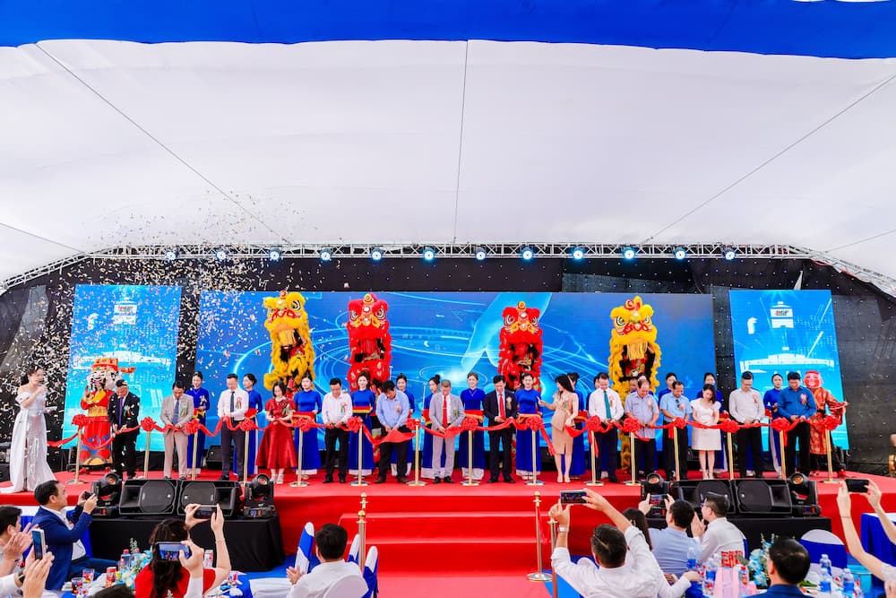Tổ chức Lễ Khánh Thành Nhà Máy BGF - BIGRFEED Bình Định cùng Tổ chức sự kiện Quy Nhơn: Hợp tác mang đến sự kiện thành công rực rỡ Ngày 7 tháng 4 năm 2024, tại Khu công nghiệp Nhơn Hòa, tỉnh Bình Định, đã diễn ra Lễ Khánh Thành Nhà Máy BGF - BIGRFEED Bình Định - một sự kiện trọng đại đánh dấu cột mốc quan trọng trong hành trình phát triển của Tập đoàn BGF. Lễ khánh thành được tổ chức thành công rực rỡ với sự hợp tác chặt chẽ giữa Tập đoàn BGF và Tổ chức sự kiện Quy Nhơn. Sự kiện khẳng định vị thế của BGF - BIGRFEED Bình Định: Nhà máy BGF - BIGRFEED Bình Định là nhà máy thức ăn chăn nuôi hiện đại bậc nhất tại khu vực miền Trung, với tổng vốn đầu tư 260 tỷ đồng và công suất 250 nghìn tấn sản phẩm mỗi năm. Sự kiện khánh thành đánh dấu bước tiến quan trọng của BGF trong việc khẳng định vị thế nhà cung cấp thức ăn chăn nuôi uy tín, chất lượng cao, góp phần thúc đẩy ngành chăn nuôi phát triển bền vững tại Việt Nam. Sự hợp tác chuyên nghiệp giữa BGF và Tổ chức sự kiện Quy Nhơn: Tổ chức sự kiện Quy Nhơn được Tập đoàn BGF tin tưởng lựa chọn là đơn vị đồng hành tổ chức Lễ Khánh Thành Nhà Máy BGF - BIGRFEED Bình Định. Với bề dày kinh nghiệm và uy tín trong lĩnh vực tổ chức sự kiện, Tổ chức sự kiện Quy Nhơn đã mang đến một chương trình khánh thành chuyên nghiệp, ấn tượng và đầy ý nghĩa. Sự kiện khánh thành được tổ chức thành công rực rỡ: Lễ Khánh Thành Nhà Máy BGF - BIGRFEED Bình Định thu hút sự tham dự của đông đảo đại biểu, quý khách hàng, đối tác và người dân địa phương. Chương trình được tổ chức bài bản, chuyên nghiệp với nhiều hoạt động đặc sắc như: Lễ cắt băng khánh thành Lễ dâng hương Tham quan nhà máy Hội thảo chuyên đề về chăn nuôi Trao giải thưởng cho các đại lý xuất sắc Buổi biểu diễn nghệ thuật đặc sắc Sự kiện đã diễn ra thành công rực rỡ, để lại ấn tượng sâu sắc trong lòng các vị khách tham dự. Đây là minh chứng cho sự hợp tác hiệu quả giữa Tập đoàn BGF và Tổ chức sự kiện Quy Nhơn, khẳng định năng lực tổ chức sự kiện chuyên nghiệp, đẳng cấp của cả hai đơn vị. Kết luận: Lễ Khánh Thành Nhà Máy BGF - BIGRFEED Bình Định là một sự kiện thành công rực rỡ, đánh dấu bước phát triển mới của Tập đoàn BGF. Sự hợp tác chặt chẽ giữa Tập đoàn BGF và Tổ chức sự kiện Quy Nhơn đã góp phần tạo nên một chương trình khánh thành chuyên nghiệp, ấn tượng và đầy ý nghĩa.